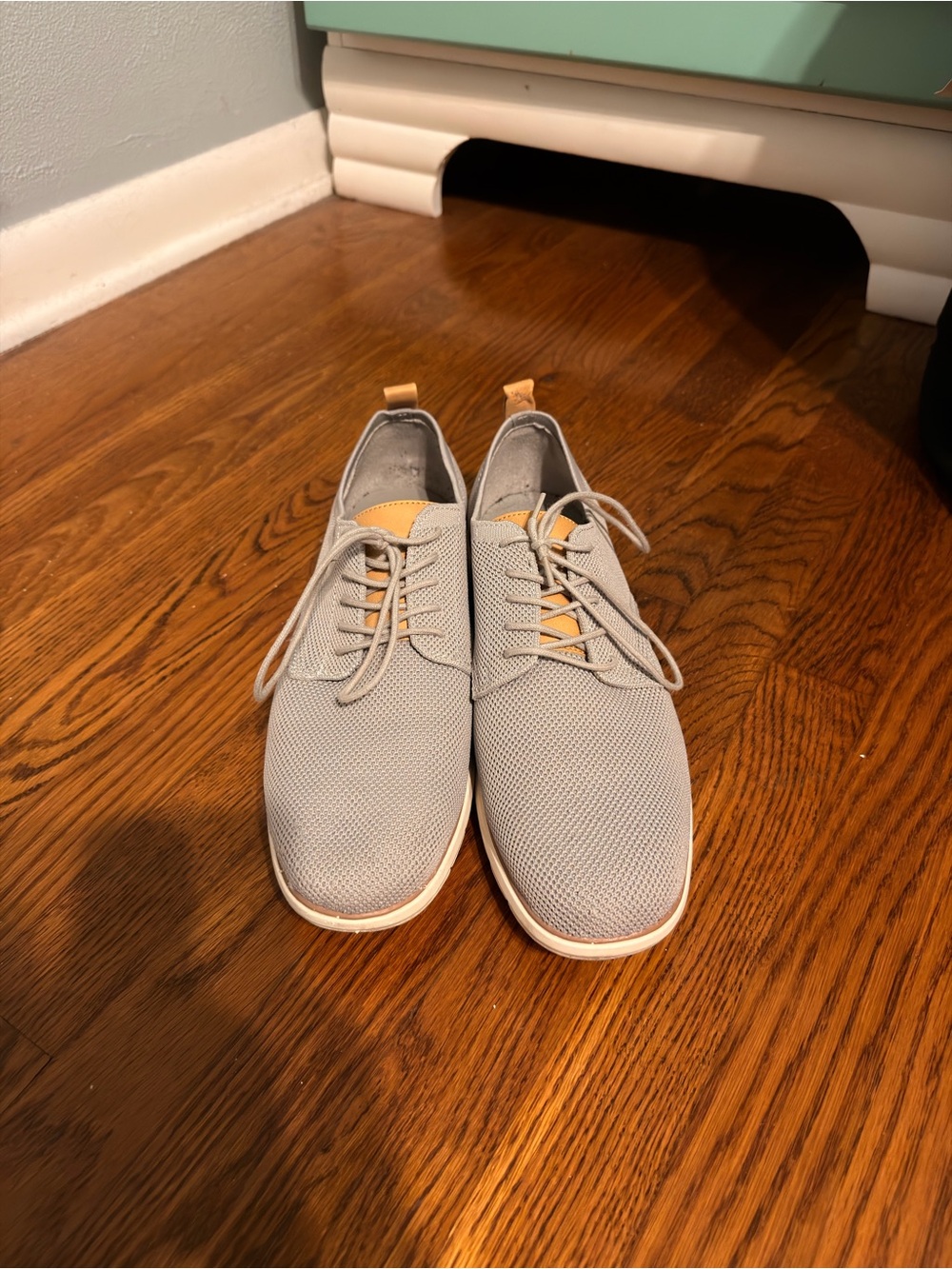 Men's Lightweight Casual Lace-Up Shoes in Light Gray and Tan
